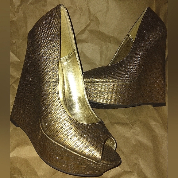 L@@K! Super Sexy Brand New STEVE MADDEN Metallic Sparkle Gold Peep Toe ELSI heel - Picture 3 of 16